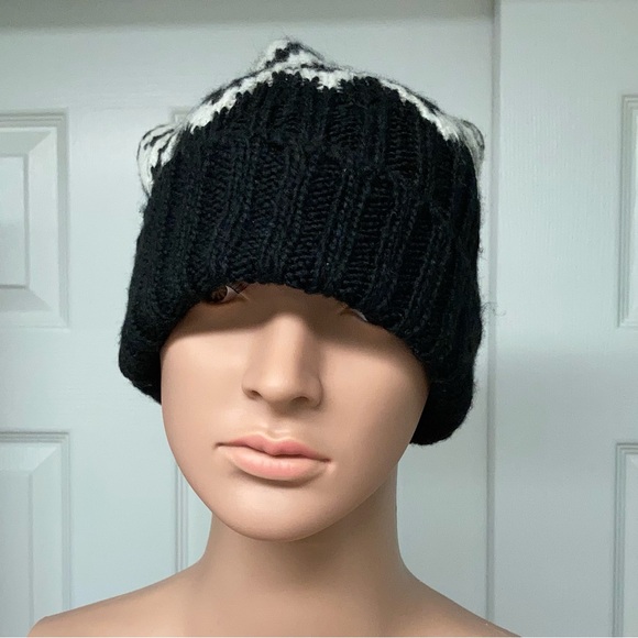 NWOT Old Navy Sweater Beanie. Black Fair Aisle.  Poly/Acrylic. One Size - Picture 5 of 9